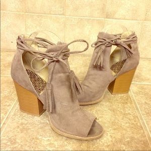 Qupid taupe heeled booties 7.5